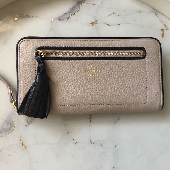 Perfectly Neutral wallet can be paired w/anything - Picture 1 of 5